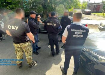 Експосадовця із Синельникового  судитимуть за «вирішення питання» через хабар
