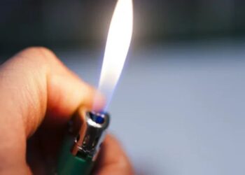 У магазині Дніпра в руках у покупця вибухнула запальничка та загорівся одяг