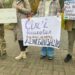 Демобілізація після 18 місяців служби: родини військових вийшли на мирний пікет у центрі Дніпра