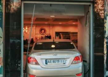 У Дніпрі водійка на Hyundai в’їхала у магазин дитячого одягу