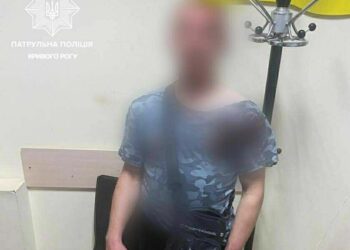 Екшн у Кривому Розі: молодик підрізав вітчима, викрав його авто та влаштував гонки з поліцією
