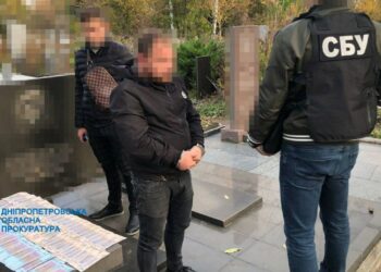 Затримання на цвинтарі:  директор кладовища попався на хабарі