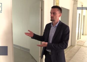 Модульна конструкція та сонячна електростанція. У Перещепино зводять новітню лікарню