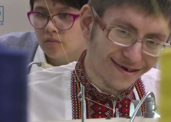 Прапори для звільнених територій. У Дніпрі люди з інвалідністю шиють речі на фронт