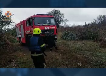 У Дніпровському районі надзвичайники витягли автомобіль з річки Оріль: у салоні виявили 3 тіла