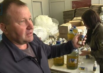 Волонтери розробили та випускають засіб для чистки зброї. Щомісяця – півтори тонни