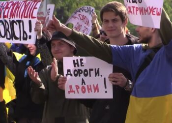 «Витрачати кошти на ЗСУ, а не бруківку!» У Дніпрі мітингували проти недоцільних витрат