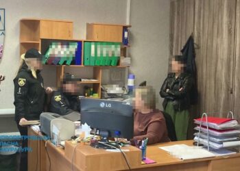 Директорка КП на Дніпропетровщині змінювала умови договору та підвищувала ціни на електроенергію