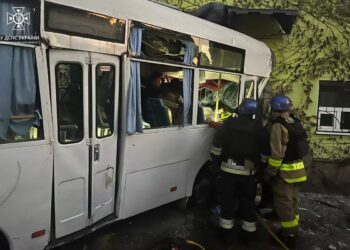 У Нікополі автобус в’їхав у будинок: постраждав водій