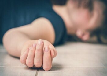 У квартирі Кривого Рогу виявили  тіло жінки: поліція не виключає вбивство (ФОТО 18+)