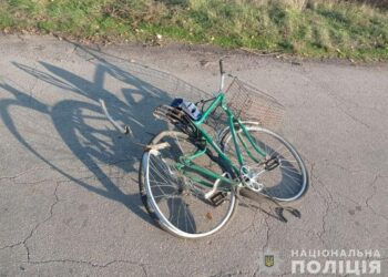 У Кривому Розі водій вантажівки збив велосипедиста та втік з місця пригоди