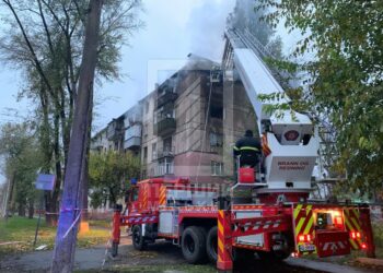 Фатальний будинок: у Кривому Розі загорілася п’ятиповерхівка, куди раніше влучила ворожа ракета (ФОТО. ВІДЕО)