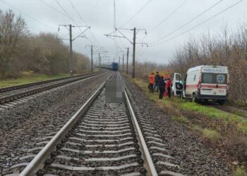 У Кам’янському потяг збив двох залізничників: один з хлопців встиг відштовхнути товариша