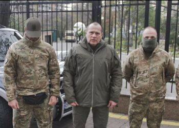 Позашляховик для виконання спецзавдань: «Українська команда» передала чергове авто розвідникам