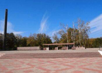 «Бруківка» по–Нікопольськи: у місті виник скандал через ремонт меморіалу «Вічна слава»