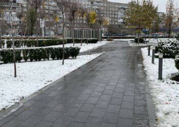 Комунальники розчистили для відвідувачів парки на сквери Дніпра (ФОТО)