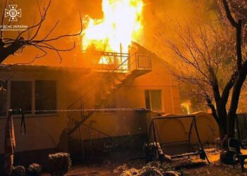 Вночі надзвичайники 3 години боролися з масштабною пожежею