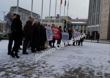 Біля міської ради у Дніпрі зібралися мешканці Сонячної набережної