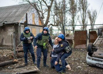 У ДСНС показали моторошні кадри з місця обстрілу у Нікополі