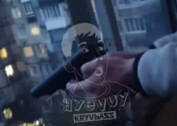 У Кривому Розі підлітки стріляли з пістолета з балкона (ВІДЕО)