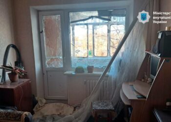 Під завалами людей не знайшли: рятувальники обстежили кожну квартиру обстріляної п’ятиповерхівки у Нікополі