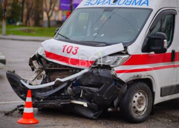 У Кривому Розі зіштовхнулися “швидка” і автомобіль служби таксі (ВІДЕО)