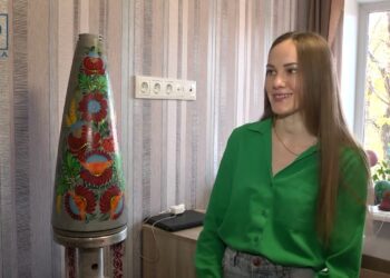 Касетний боєприпас у яскравих петриківських барвах. Петриківка працює на Перемогу