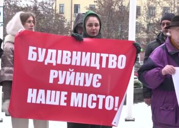Мітинг проти незаконної забудови сьогодні провели під стінами міськради мешканці ж/м Сонячний