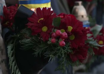 У День Гідності та Свободи запалили лампадки та поклали квіти