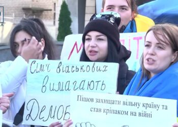 У Дніпрі пройшов пікет дружин військових, які вимагали права демобілізації чоловіків