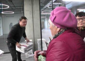 Волонтерський рух в Україні під загрозою. Волонтери б’ють на сполох та шукають рішення