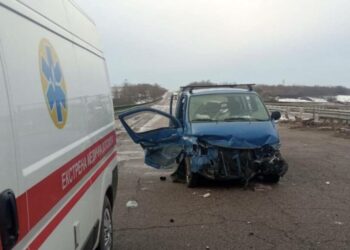 На Дніпропетровщині мікроавтобус вʼїхав у відбійник: серед травмованих підліток