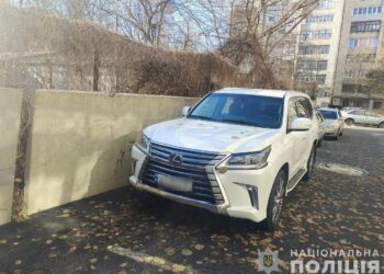 У Дніпрі затримали зловмисника, який обчистив автівку містянина