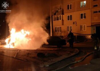 У Дніпрі горіли дві припарковані автівки