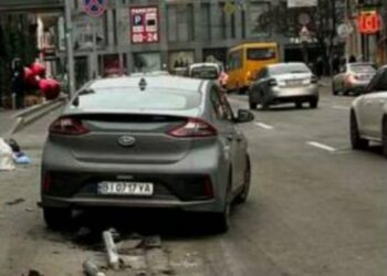 У центрі Дніпра авто знесло цілий ряд антипаркувальних стовпчиків на тротуарі (ВІДЕО)