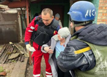 Поранену літню жінку врятували з-під завалів після обстрілу Нікополя