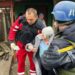 Поранену літню жінку врятували з-під завалів після обстрілу Нікополя