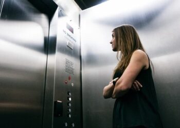 Якщо ви застрягли в ліфті, а зателефонувати немає змоги, пишіть повідомлення