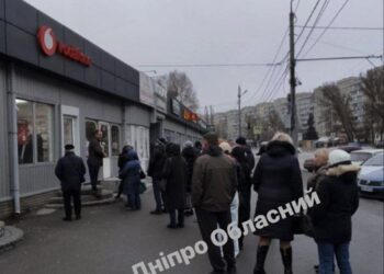 У Дніпрі спостерігаються великі черги у магазинах з продажу сім-карток