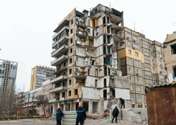 У Дніпрі почали демонтувати частину будинку на Перемозі, в який влучила ворожа ракета