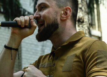 Поліція Дніпра розшукує злодія, який пограбував пасажирів у потязі Дніпро-Київ: обікрали відомого співака