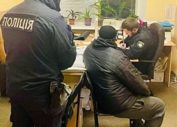 У Дніпрі упіймали зловмисника,  який розбив скло та обікрав автівку
