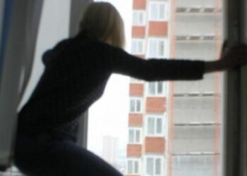 У Дніпрі нетвереза 17-річна дівчина випала з балкона