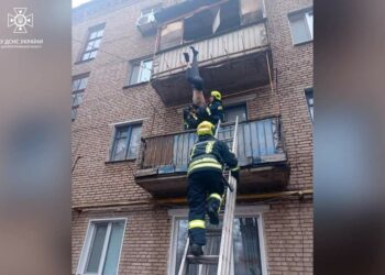 У Кривому Розі врятували чоловіка, який завис на балконі