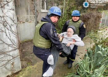 У МВС показали кадри, як рятували пораненого чоловіка після обстрілу Нікополя, під час якого загинули двоє жінок