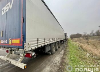 На Дніпропетровщині на гарячому затримали зловмисника, який викрадав пальне з вантажівок
