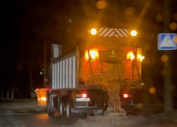 Погіршення погодних умов: на вулиці Дніпра виїхала спецтехніка