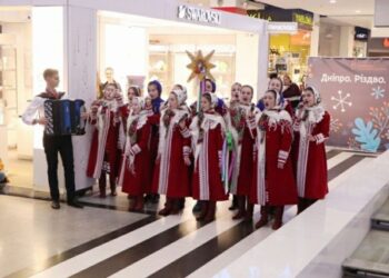 Масовий «Щедрик» у ТРЦ в центрі Дніпра: 150 талановитих дітлахів хором колядували та щедрували