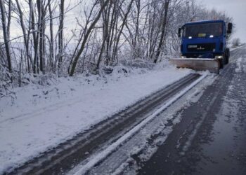 На автошляхах області 100 одиниць техніки борються із наслідками негоди