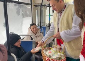 В електротранспорті Дніпра пасажирів пригощали солодощами на честь Різдва (ВІДЕО)